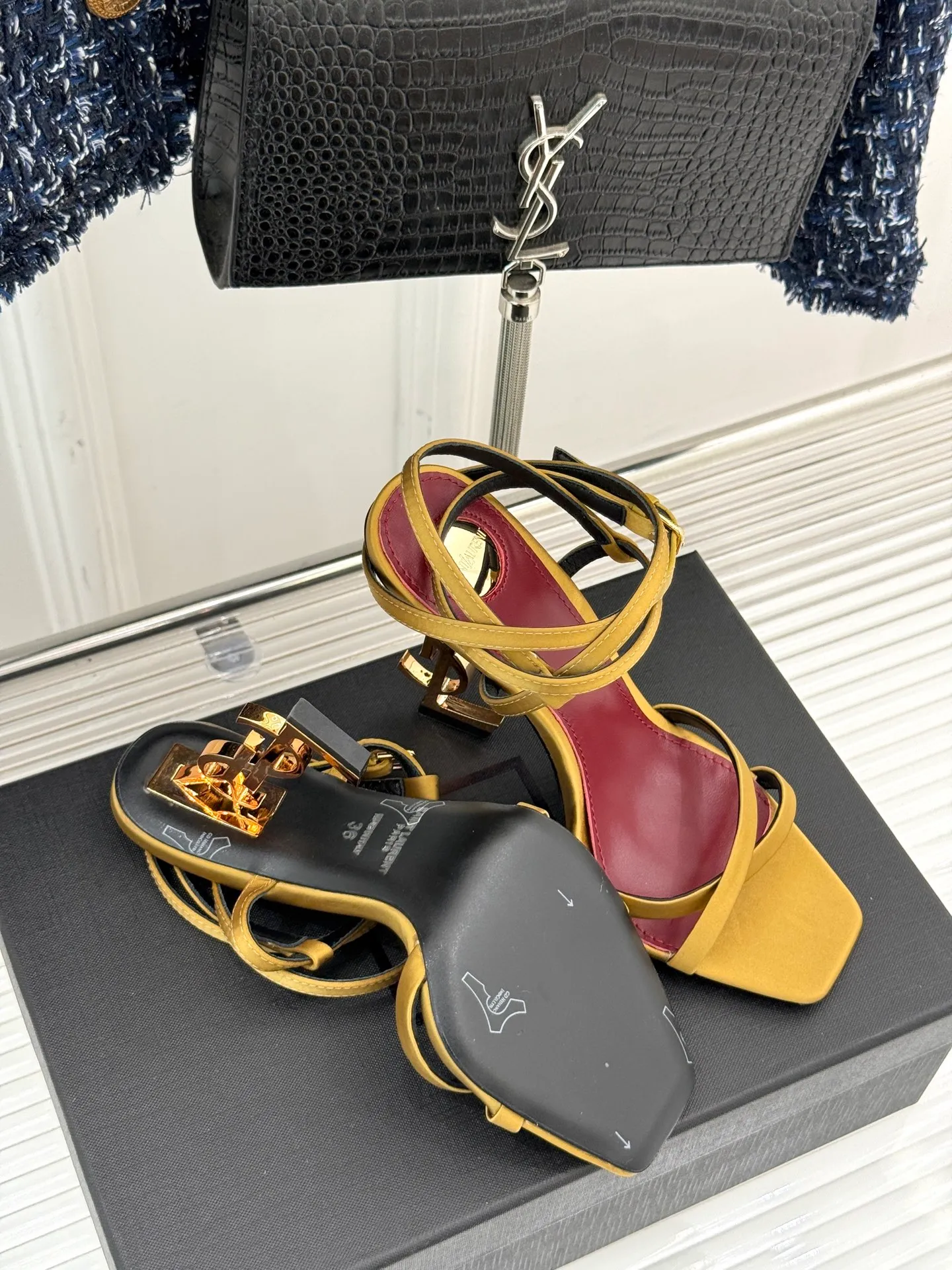 👟👟Ex-factory price 600👟👟 Saint Lauren*YSL Saint Laurent classic spring and summer letter heel cross-strap high-heeled sandals. High-heeled shoes that are suitable for both men and women. I love them. They are indeed the brand that understands women best. They are sold out as soon as they are new‼ ️ Especially the side lines are designed to be smooth, natural and slimming, making the whole pair of shoes layered and feminine. No matter what your usual style is, you must try it! The upper is made of imported cow patent leather, the lining is mixed sheepskin, and the Italian genuine leather outsole Heel height: 10.5cm Size: 35-39 (34/40/41 customized)